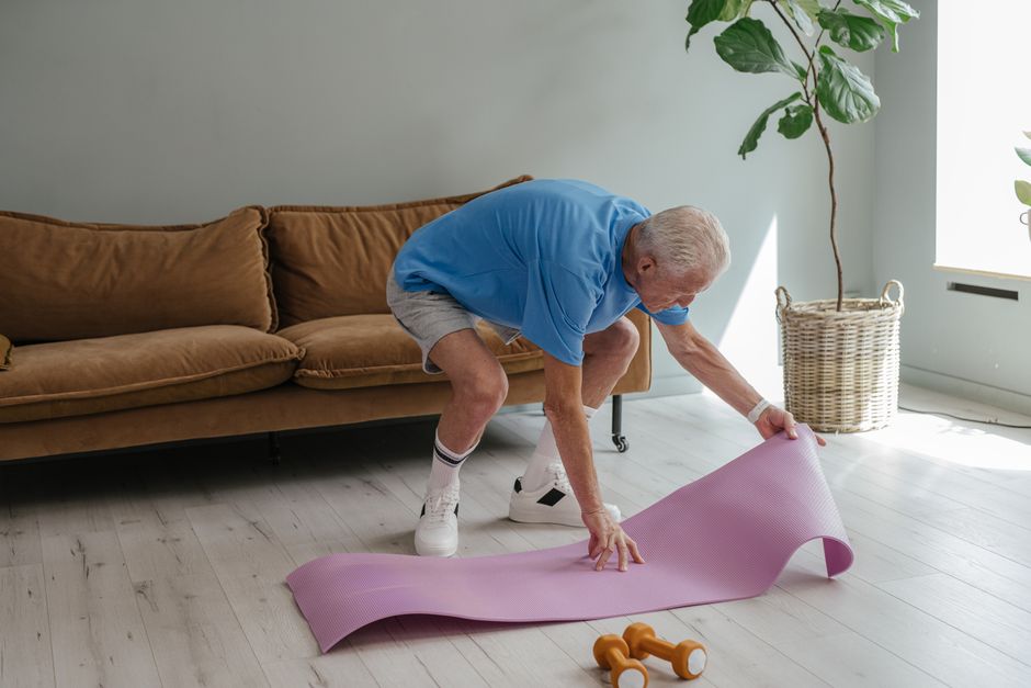 Should Older Adults Choose Dental Implants or Dentures?
